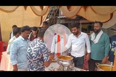 बलरामपुर: ज्येष्ठ माह के अंतिम मंगलवार को बलरामपुर नगर क्षेत्र में आयोजित भंडारे में सदर विधायक पलटू राम शामिल हुए