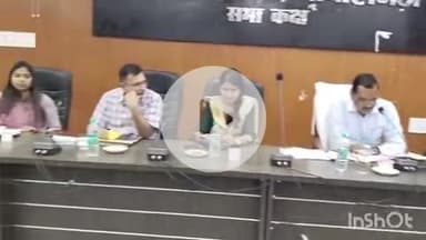 गोपालगंज: सिवान में प्रधानमंत्री के कार्यक्रम से पहले गोपालगंज डीएम ने कलेक्ट्रेट में विभिन्न विभागों की समीक्षा बैठक की