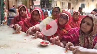 मथुरा: वृन्दावन: गोस्वामी और व्यापारियों के परिवार की महिलाओं ने बांके बिहारी का देहरी पूजन कर किया प्रदर्शन