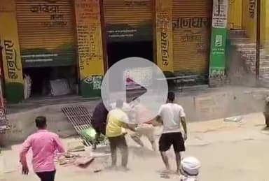 बदायूं: मनिकापुर कौर गांव में दुकानदार को डंडों और लात-घूसों से पीटने का वीडियो सोशल मीडिया पर हुआ वायरल