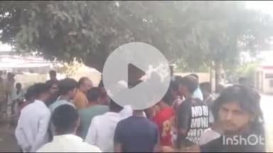 मीरगंज: झोलाछाप डॉक्टर के गलत इलाज से मासूम की मौत, बच्ची की मौत के बाद परिजनों ने मीरगंज थाना के सामने काटा हंगामा