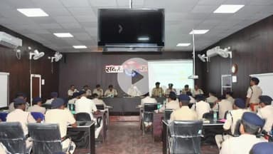 बेतिया: पुलिस सभागार में पुलिस अधीक्षक की अध्यक्षता में अपराध गोष्ठी की गई आयोजित