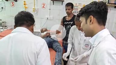 मिर्ज़ापुर: सीमांचल एक्सप्रेस ट्रेन में गेट पर बैठकर यात्रा कर रहा युवक मिर्जापुर स्टेशन के प्लेटफार्म पर पैर टकराने से हुआ घायल