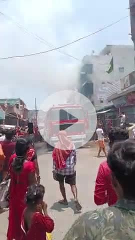 आज Barkagoan मे चौक के समीप मेराज वस्तलाय के बगल मकान मे अचानक आग लग गई  जिसे बिल्डिंग के सारे सामन जलकर खाक हो गया