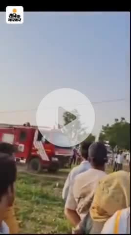 किशनगढ़ देर रात को कांकरा गांव में लगी जिसमें दो गाड़ियां जलकर रिख हुई।।