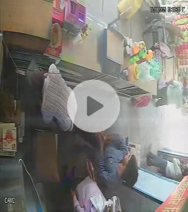 mithai ki dukan se 2 rasgulla ka daba chori kar le gaya chor