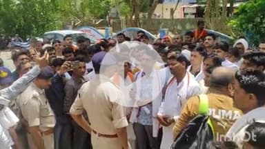 श्योपुर: रघुनाथपुर: थाना प्रभारी के खिलाफ ग्रामीणों ने एसपी ऑफिस का घेराव कर हटाने की मांग की