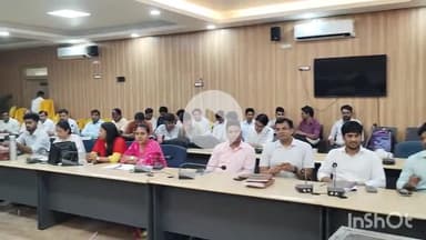 सासाराम: सासाराम के डीआरडीए सभागार में राजस्व से संबंधित बैठक का आयोजन किया गया