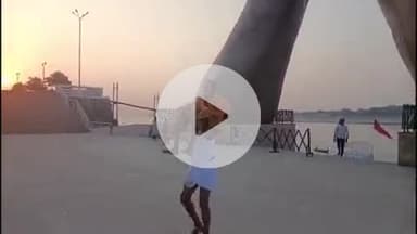 बिहार के कैमूर से अपनी 90 वर्षीय माता को कंधे पर लेकर काशी पहुंचा पुत्र