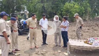 बटियागढ़: पैरवारा गांव पहुंचे SP श्रुतकीर्ति सोमवंशी, घटनास्थल का किया निरीक्षण