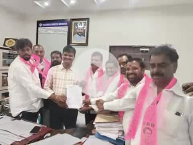 మహబూబ్ నగర్ అర్బన్: అధికార పార్టీకి అనుకూలంగా వార్డుల విభజన చేశారంటూ మున్సిపల్ కమిషనర్ మహేశ్వర్ రెడ్డికి ఫిర్యాదు చేసిన బీఆర్ఎస్ నాయకులు