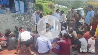 राजगढ़ी: बड़कोट बचाण गांव के ग्रामीणों ने सड़क कटिंग में गई भूमि का प्रतिकर न मिलने पर खांड गांव के पास सड़क पर किया जाम