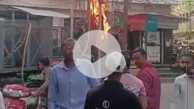 फिरोज़ाबाद: पुराना डाकघर के समीप बिजली ट्रांसफार्मर और तारों में लगी भीषण आग, इलाके में मची अफरा-तफरी