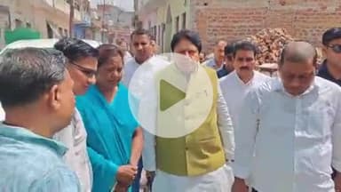 फिरोज़ाबाद: सपा के राष्ट्रीय महासचिव व राज्यसभा सांसद रामजीलाल फ़िरोज़ाबाद के टापा कला स्थित सपा नेता के घर पहुंचे