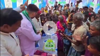 जगदीशपुर: चकवा महादलित टोला में राजद सुप्रीमो लालू प्रसाद यादव का जन्मदिन मनाया गया, राजद युवा नेता किशोर कुणाल रहे मौजूद