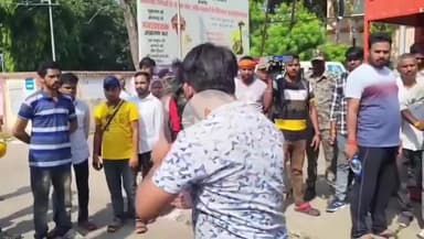 हज़ारीबाग: शेख भिखारी मेडिकल कॉलेज अस्पताल से संजीवनी सेवा कुटीर हटाने के आदेश पर स्थानीय लोगों ने विरोध प्रदर्शन किया