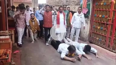 मथुरा: वृंदावन: बांके बिहारी कॉरिडोर को लेकर कांग्रेस का अनोखा प्रदर्शन, दंडवत परिक्रमा करते मंदिर पहुंचे कांग्रेसी