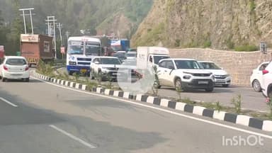 कंडाघाट: क्यारीबंगला के समीप NH-5 पर फोरलेन निर्माण के दौरान रोके जा रहे वाहन, जाम लगने से यात्री परेशान