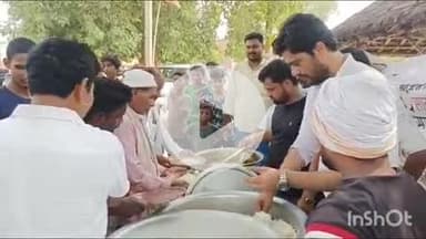 गोपालगंज: जादोपुर शुक्ल में राजद सुप्रीमो लालू यादव के जन्मदिन पर राजद कार्यकर्ताओं ने गरीबों को भोजन कराया