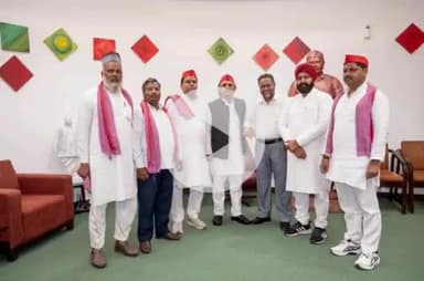 पीलीभीत: लखनऊ में सपा का प्रतिनिधिमंडल राष्ट्रीय अध्यक्ष अखिलेश यादव से मिला, पीलीभीत के कार्यालय को खाली कराने का मुद्दा उठाया