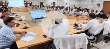 बलिया: जिलाधिकारी मंगला प्रसाद सिंह ने कलेक्ट्रेट सभागार में समाज कल्याण विभाग व पिछड़ा वर्ग कल्याण अधिकारियों के साथ की बैठक