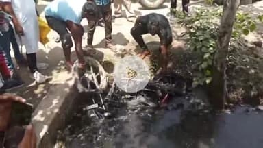 कहलगांव: कहलगांव नगर पंचायत की लापरवाही से मोटरसाइकिल सवार खुले नाले में गिरा, मोटरसाइकिल क्षतिग्रस्त