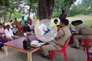 तुलसीपुर: इंडो-नेपाल बॉर्डर से सटे गांवों में संदिग्ध व अवैध गतिविधियों की रोकथाम के लिए ग्राम सुरक्षा समिति की जागरूकता बैठक हुई