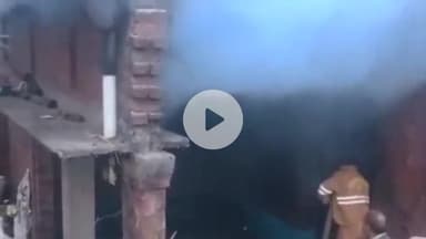 पीलीभीत: धरमगदपुर में महिला की मौत के बाद संदिग्ध परिस्थितियों में घर में लगी आग, पड़ोसी युवक झुलसे