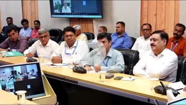 देहरादून: सीएम पुष्कर सिंह धामी ने मुख्यमंत्री आवास सभागार में हेली सेवाओं के सुगम संचालन के संबंध में बैठक की, दिए निर्देश