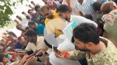 गोपालगंज: सिवान एमएलसी ने थावे प्रखण्ड के धतीवना पंचायत में लालू प्रसाद यादव के जन्मदिन पर बच्चों को कलम कॉपी बांटी