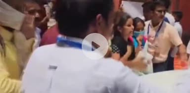 पटना ग्रामीण: बाकरगंज में शिक्षा मंत्री सुनील कुमार की गाड़ी के सामने ज़मीन पर बैठे अभ्यर्थी, महिला अभ्यर्थी फूट-फूट कर रोई