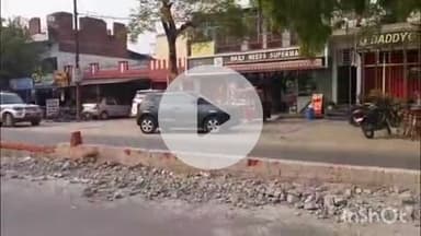 पलिया: पलिया कस्बे के टूटे डिवाइडर से अध्यक्ष के रिश्तेदार की गाड़ी टकराई, नगर पालिका प्रशासन जागा, निर्माण शुरू हुआ