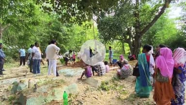 लोहरदगा: आंध्र प्रदेश में ट्रेन से टक्कर के बाद हेसल मंगल टोली पहुंचा शव, श्रम विभाग की मदद से हुआ अंतिम संस्कार