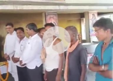 बेरमो: फुसरो में समाजसेवी स्व. विनोद सिंह की पुण्यतिथि मनाई गई, गरीबों को भोजन वितरित किया गया