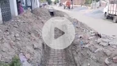 मोहनिया: नगर पंचायत मोहनिया के वार्ड 11 में नाली व गली का निर्माण कार्य अधूरा होने से पानी भरा, ग्रामीण परेशान #jansamasya