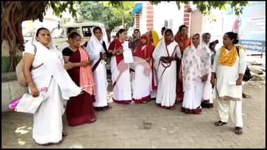 इटावा: कलेक्ट्रेट में आशाओ ने कार्य के बदले वेतन ना मिलने से परेशान होकर अतिरिक्त मजिस्ट्रेट को ज्ञापन दिया है#jansamsya