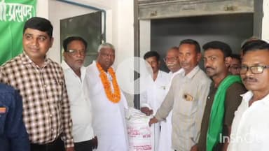 तोपचांची: टुंडी विधायक ने प्रखंड के ब्राह्मणडीहा में बीज वितरण कार्यक्रम का उद्घाटन किया