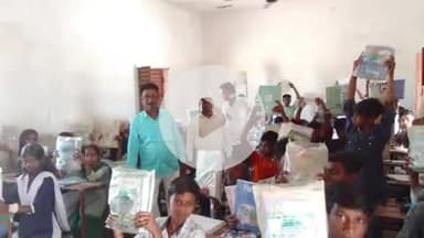 पांकी: प्रधानाध्यापक ने कक्षा 9 और 10 के छात्र-छात्राओं को मुफ्त पुस्तकें वितरित कीं