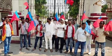 बेगूसराय: बरौनी-कानपुर पाइपलाइन स्थानांतरण के विरोध में GD कॉलेज में AIYF कार्यकर्ताओं का प्रदर्शन