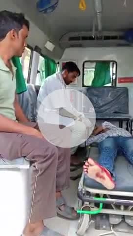 फतेहपुर: असोथर के नरैनी रोड मनावां के समीप अनियंत्रित बाइक पेड़ से टकराई, दंपति सहित 3 लोग हुए घायल, डॉ. ने किया रेफर