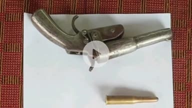 पतरघट: पतरघट थाना पुलिस ने एक अभियुक्त को दो कट्टा और दो कारतूस के साथ गिरफ्तार कर न्यायिक हिरासत में भेजा