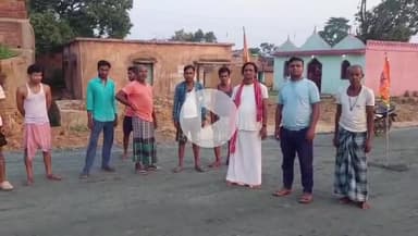 पूर्वी टुंडी: बड़बाद गांव में बजरंगबली मंदिर बिना मुआवजा तोड़े जाने पर ग्रामीणों का आक्रोश, कंपनी के खिलाफ नारेबाजी