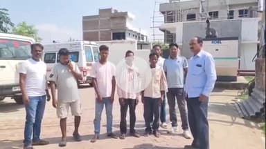 लोहरदगा: सड़क हादसे में मारे गए युवकों के परिजनों से अस्पताल में मिले सांसद के निजी सचिव आलोक साहू