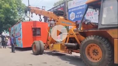 हज़ारीबाग: सदर अस्पताल स्थित संजीवनी सेवा कुटीर पर जिला प्रशासन ने बुलडोजर चलाया, विधायक प्रदीप प्रसाद और समर्थकों में आक्रोश