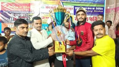 दनियावां: शहीद विजय नाइट क्रिकेट टूर्नामेंट के फाइनल में 7 स्टार मदाढीचक मिल्की ने हेलो फ्रेंड्स मसाढी को हराया