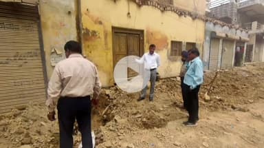 शाहजहांपुर: नगर आयुक्त ने निर्माणाधीन सड़क का निरीक्षण किया, कार्य की धीमी गति पर जताई नाराज़गी