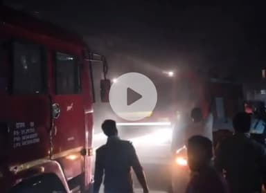 कानपुर: आनंद बाग में तीन मंजिला जनरल स्टोर में लगी भीषण आग, नौ लोगों को किया गया रेस्क्यू, 200 मीटर के पास के मकान खाली कराए गए