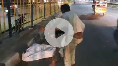 फिरोज़ाबाद: प्राइवेट ट्रामा सेंटर के पास बीच रोड पर जमकर चले लात-घूसे, लाइव वीडियो सोशल मीडिया पर हुआ वायरल