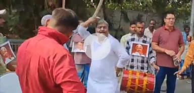 पटना ग्रामीण: राबड़ी आवास के बाहर राजद नेता ढोल-नगाड़ों पर नोटों की गड्डी के साथ नाचे, 78 किलो का लड्डू भी पहुंचा