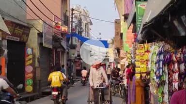 अमरोहा: मंडी चौक चौराहे पर भीषण गर्मी में क्षमता से अधिक लोड होने के कारण बिजली की केबल में लगी आग, बिजली सप्लाई हुई ठप